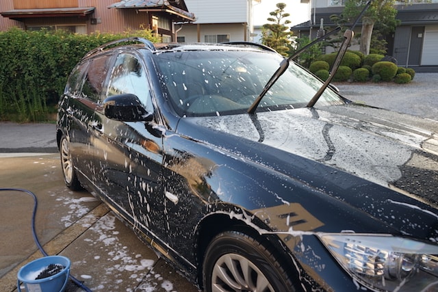 洗車はまず屋根から順に洗う